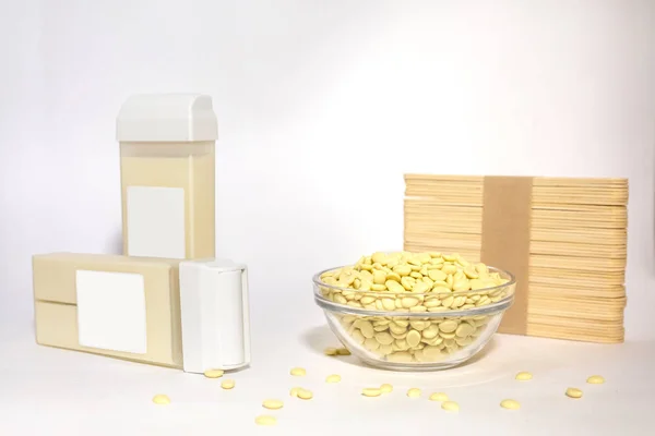 Liposoluble mum kartuş, ahşap sopa ve balmumu pellets arka plan üzerinde
