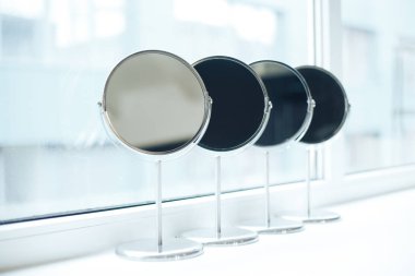 dört gümüş makyaj ayna vardır pek pencere