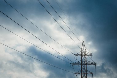 Teller kutup mavi gökyüzü ile. Elektrik telleri bir arka plan üzerinde. Elektrik kabloları. güç kablosu mavi gökyüzü ile. İletim hattı kabloları. Gökyüzü zemin elektrikli tel. Elektrikli tel izole arka plan.