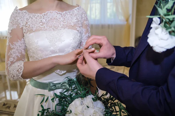 결혼식 날. 신랑은 반지를 신부의 손에 놓는다. Photo closeup — 스톡 사진