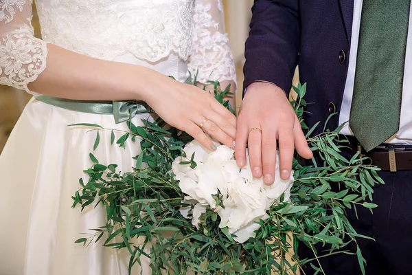 결혼식 날. 신랑은 반지를 신부의 손에 놓는다. Photo closeup — 스톡 사진