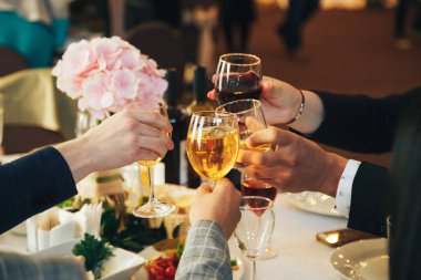 İçkili kadehler ve kadeh kaldırma, parti