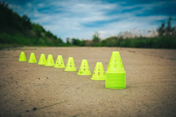 Pequenos cones para os rolos no parque — Fotografia de Stock