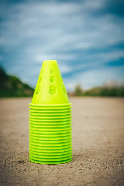 Pequeños conos para los rodillos en el parque —  Fotos de Stock