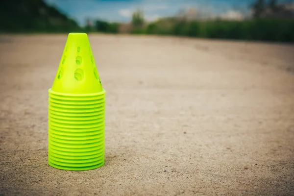 Pequenos cones para os rolos no parque — Fotografia de Stock