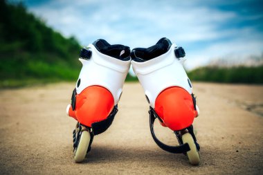 Tekerlekli paten turuncu renkli asfalt üzerinde