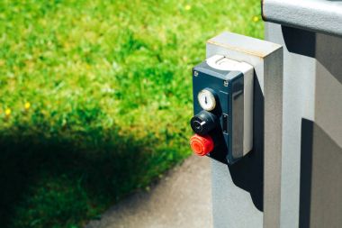 Birinci katta bir apartman engelliler için asansöre. çıkış için uzaktan