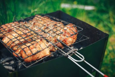 Barbekü alevli ızgara et kebap şişleri