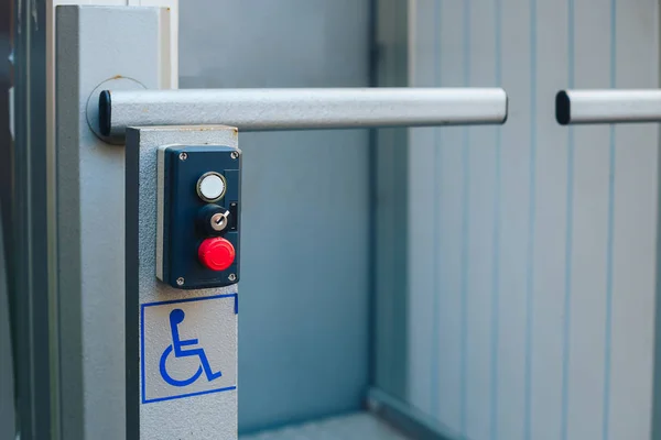 Birinci katta bir apartman engelliler için Asansör