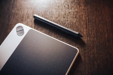 Kavram sanatçı masaüstü. Grafik tablet ahşap masa üzerinde. Görünüm fr