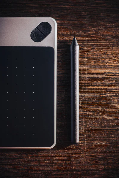 Concept kunstenaar bureaublad. Grafisch tablet op houten tafel. Van bovenaf bekijken — Stockfoto