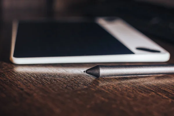 Concept kunstenaar bureaublad. Grafisch tablet op houten tafel. Weergave fr — Stockfoto