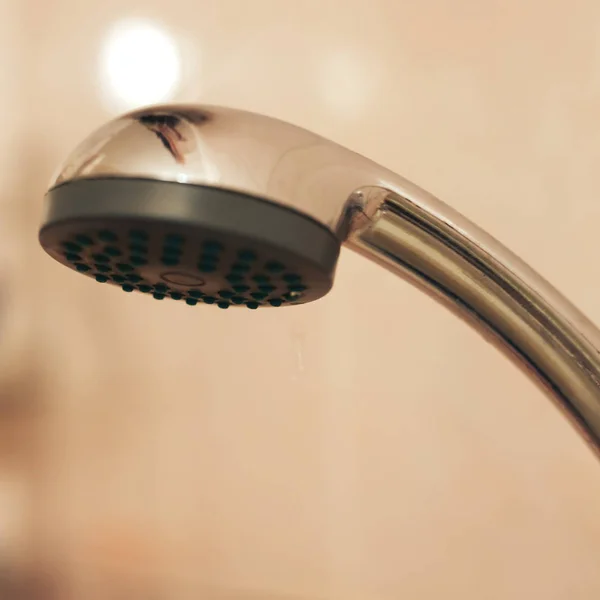 Cabeza de ducha en un baño. fuga de ducha en el baño — Foto de Stock