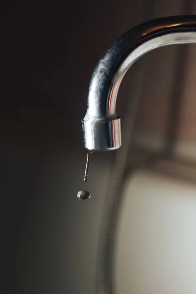 Grifo de metal con gotas de agua que caen de cerca — Foto de Stock