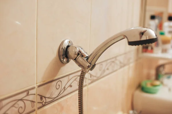 Cabeza de ducha en un baño. fuga de ducha en el baño — Foto de Stock