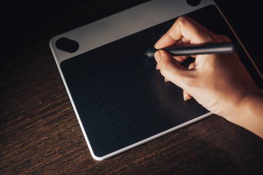 Ev yazmasını grafik tablet üzerinde çalışan tanınmaz halde kadın
