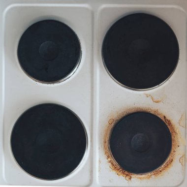 Elektrikli Ocak kirli krep pas ve yağ ile.