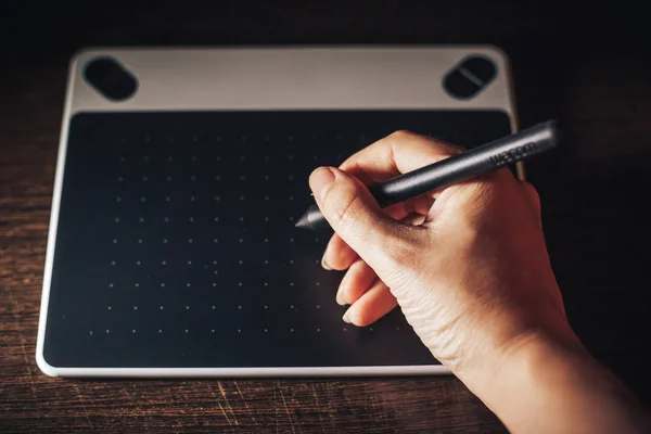 Onherkenbaar vrouw werken vanuit huis schrijven op grafisch tablet — Stockfoto