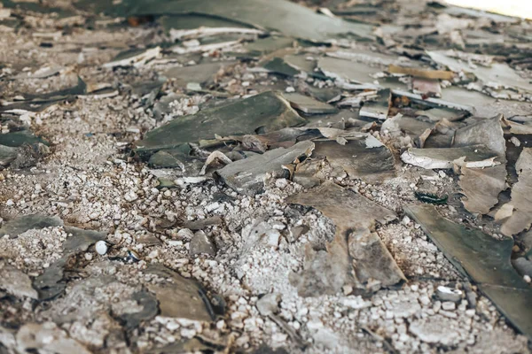 Arruinado habitación abandonada en una casa que requiere grandes reparaciones — Foto de Stock