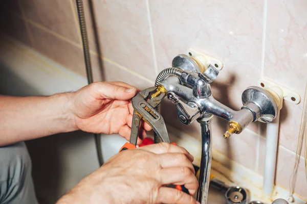 Hombre reparación y fijación de fugas grifo viejo en el baño — Foto de Stock