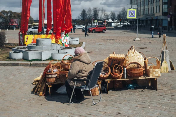 Woman sells baskets in the street market — Stock Photo, Image