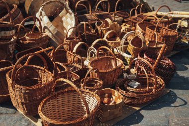 Hasır sepetleri sokak pazarında