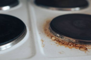 Elektrikli Ocak kirli krep pas ve yağ ile.