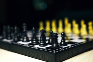 Tren de yol oynamak için bir satranç tahtası üzerinde fotoğrafı satranç