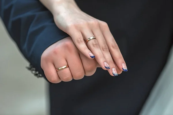 Düğün günü. Damat yüzüğü gelinin eline takar. Fotoğraf yakın plan — Stok fotoğraf