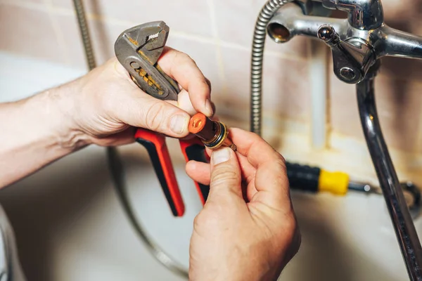 Hombre reparación y fijación de fugas grifo viejo en el baño — Foto de Stock