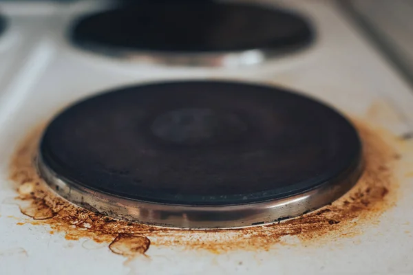 Cocina eléctrica panqueques sucios con óxido y grasa . — Foto de Stock