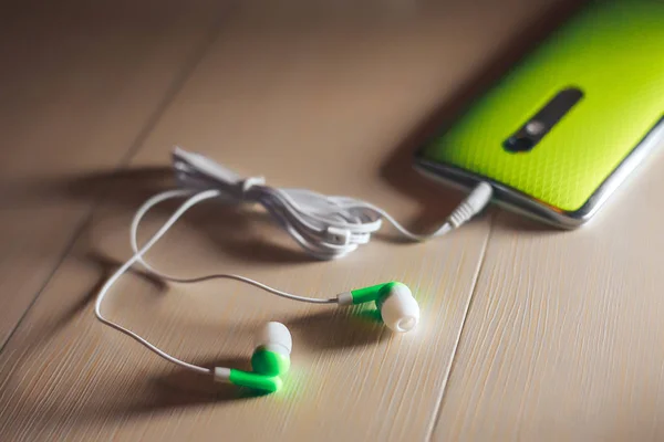 Concept d'écoute de musique depuis smartphone avec technologie sans fil . — Photo