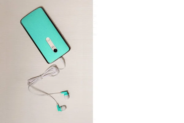 Concept d'écoute de musique depuis smartphone avec technologie sans fil avec inscription en boîte blanche — Photo