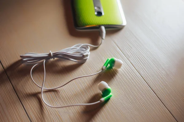 Concept d'écoute de musique depuis smartphone avec technologie sans fil . — Photo