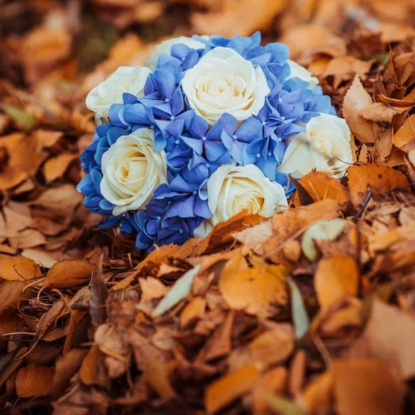 Bridal Wedding Bouquet on Autumn foliage background, outdoor — Stock Photo, Image