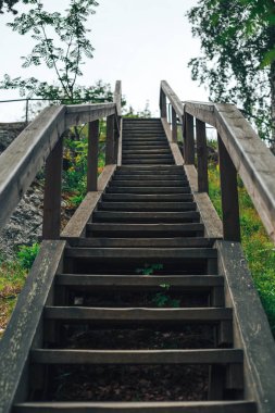Eski ahşap adımları her iki yan çimenlerin üzerinde yükselen bir tepe üzerinde. Bir çim tepeye Ahşap merdiven
