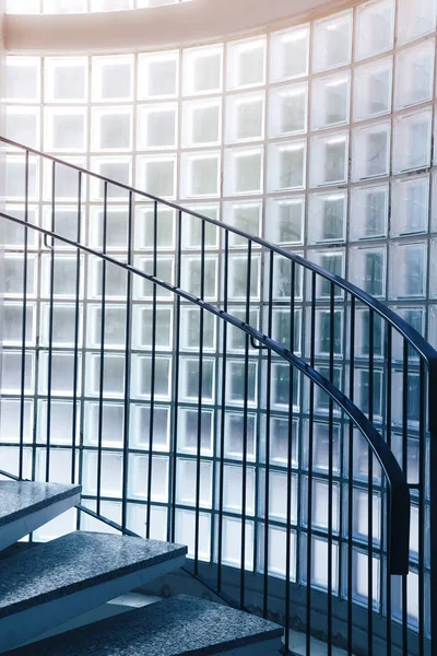 Modern günlük güneşlik merdiven cam bina