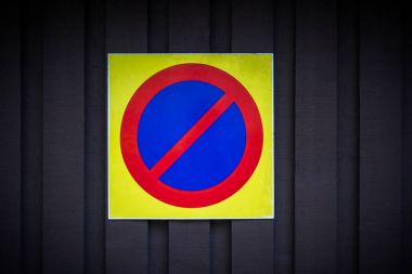 Park iz yok. İçki yasağı sembolü. Uyarı gösteren işaret ve yasak. Koyu ahşap arka plan üzerinde izole grunge eski püskü kağıt etiket.