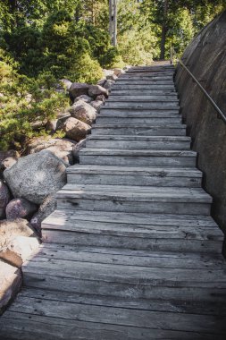 Eski ahşap merdivenlerden yukarı taşı ile açık havada