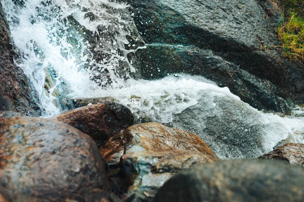Cachoeira bela cachoeira no Parque Sapokka Finlândia. O spray de água do close-up cachoeira — Fotografia de Stock