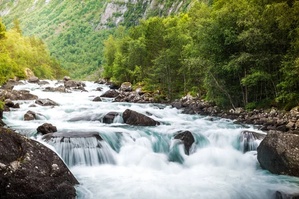 Fondos de pantalla o fondos cascada larga exposición tiro en el valle de las cascadas en Noruega Kinsarvik — Foto de Stock