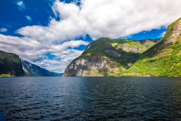 Montañas y fiordo en Noruega. Nubes y cielo azul. Hermosas vistas impresionantes de las montañas, el agua, el cielo, las nubes y el sol. Naturaleza noruega — Foto de Stock