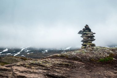 Piramit taş cliff gezi Norveç, taş piramitler dağlar doğal bir arka plan üzerinde Dengeleme sırasında içinde.