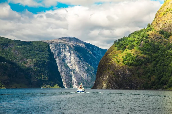 नॉर्वे में पहाड़ों और fjord। बादल और नीले आकाश। पहाड़ों, पानी, आकाश, बादल और सूर्य के सुंदर आश्चर्यजनक दृश्य। नार्वे प्रकृति — स्टॉक फ़ोटो, इमेज
