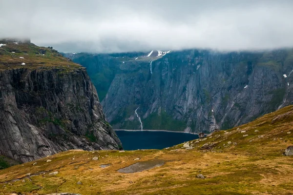 Paisaje panorámico de gran angular aéreo desde el mirador de la montaña con nubes. Panorama de alta resolución, Noruega. Ruta de senderismo Trolltunga . — Foto de Stock