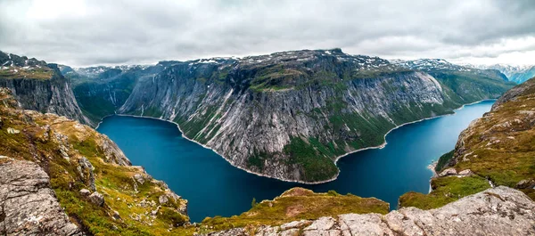 Paisaje panorámico de gran angular aéreo desde el mirador de la montaña con nubes en acantilado durante el viaje Noruega.. Panorama de alta resolución, Noruega. Ruta de senderismo Trolltunga . — Foto de Stock