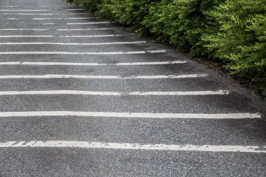 Boş Park yüzeyi beyaz yol çizgileri ve tekerlek iz çizgi asfalt, asfalt, boş park yerleri dönümlük satırlarında işaretleme beyaz ile park yeri boş