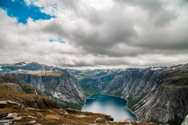Panoramik hava geniş açılı manzara ile bulutlar dağ açısından. Yüksek çözünürlüklü panorama, Norveç. Trolltunga yürüyüş yolu.