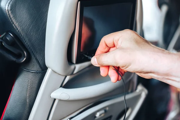 Uzun mesafe uluslararası otobüs ile yükseltilmiş konfor koltuk sandalye, bir Tv ya da onlar yol film izlemek ve müzik dinlemek bir tablet inşa sörf Internet. El ele headphon adamın