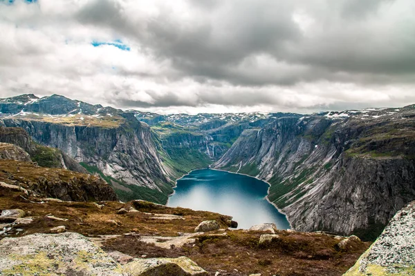 Paisaje panorámico de gran angular aéreo desde el mirador de la montaña con nubes. Panorama de alta resolución, Noruega. Ruta de senderismo Trolltunga . — Foto de Stock
